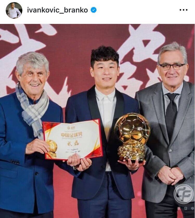  出席中國金球獎(jiǎng)?lì)C獎(jiǎng)儀式，伊萬曬與武磊、米盧同框照片