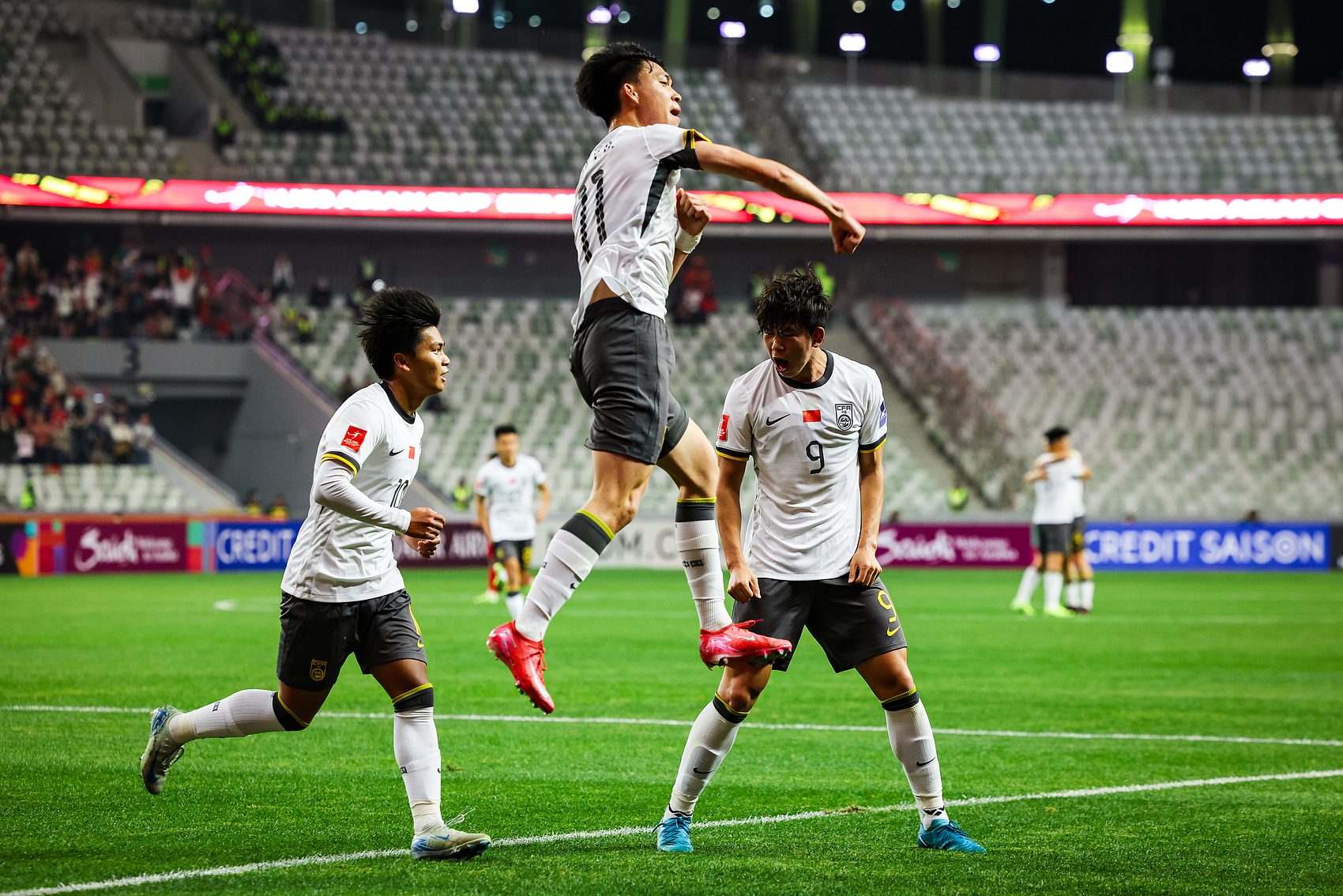  全面壓制！國青半場控球率高達(dá)7成，射門比9-3，造對方3張黃牌