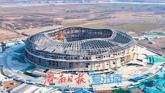  魯媒：戴上1.6萬(wàn)噸“鋼鐵巨冠”，黃河體育中心球場(chǎng)完成屋蓋施工