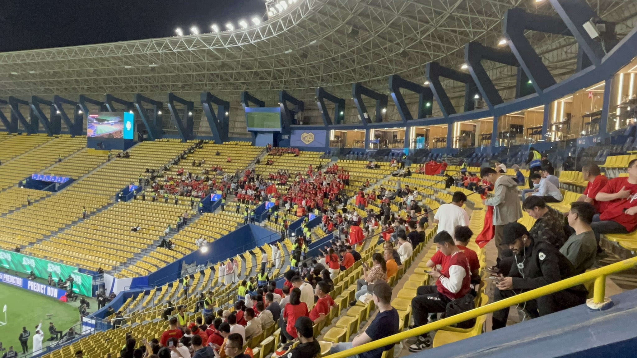  球票已售罄！中國球迷已經(jīng)入場，坐在球場上層沙特球迷區(qū)上方