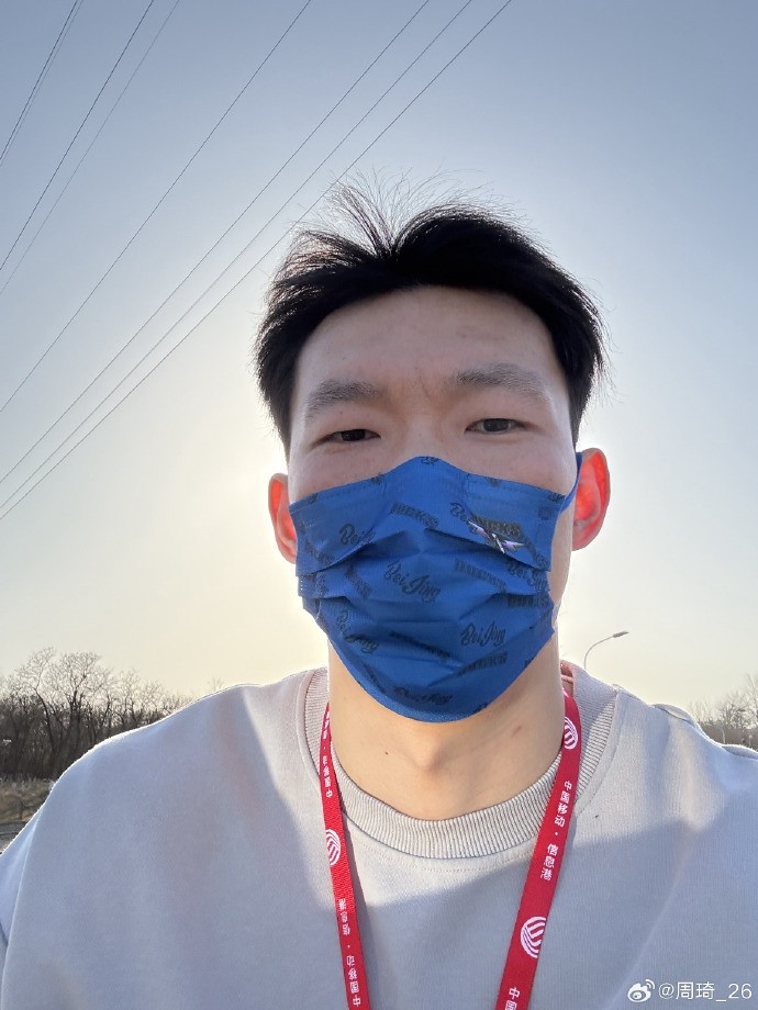  悠閑！周琦騎京牌電動車出行：太陽出來了 開京牌兜兜風！