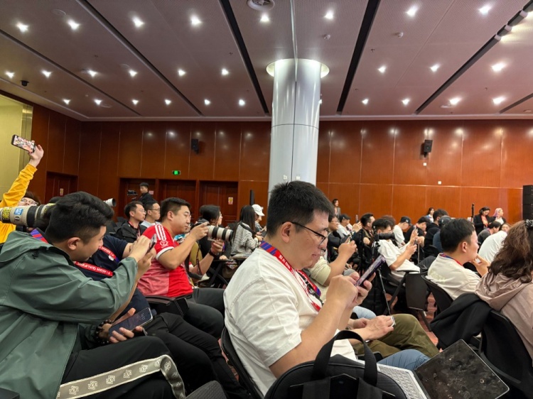  萬(wàn)眾矚目！記者擠滿國(guó)足賽前新聞發(fā)布廳，賽場(chǎng)記者預(yù)計(jì)超300人