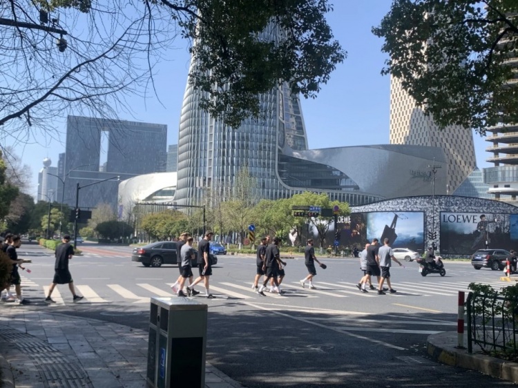  心態(tài)放松，有網(wǎng)友拍到澳大利亞隊早上在萬象城citywalk