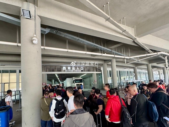  盛況空前！記者曬照：距離中澳之戰(zhàn)還有三小時(shí)，現(xiàn)場(chǎng)記者已超百名
