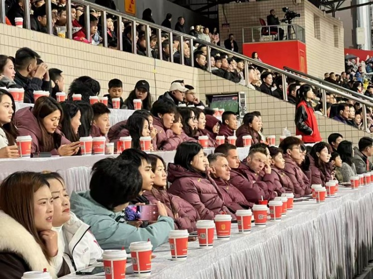  北青體育：中國女足現(xiàn)身中甲賽場，觀看重慶銅梁龍vs遼寧鐵人