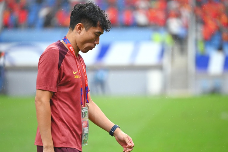  滬媒：單后腰讓國足防守承受更大壓力，若鄭智沒退役或能勝任