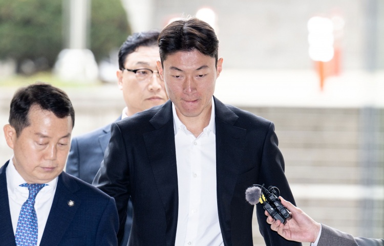  韓國(guó)國(guó)腳黃義助非法拍攝不雅視頻，一審被判有期徒刑1年緩刑2年！