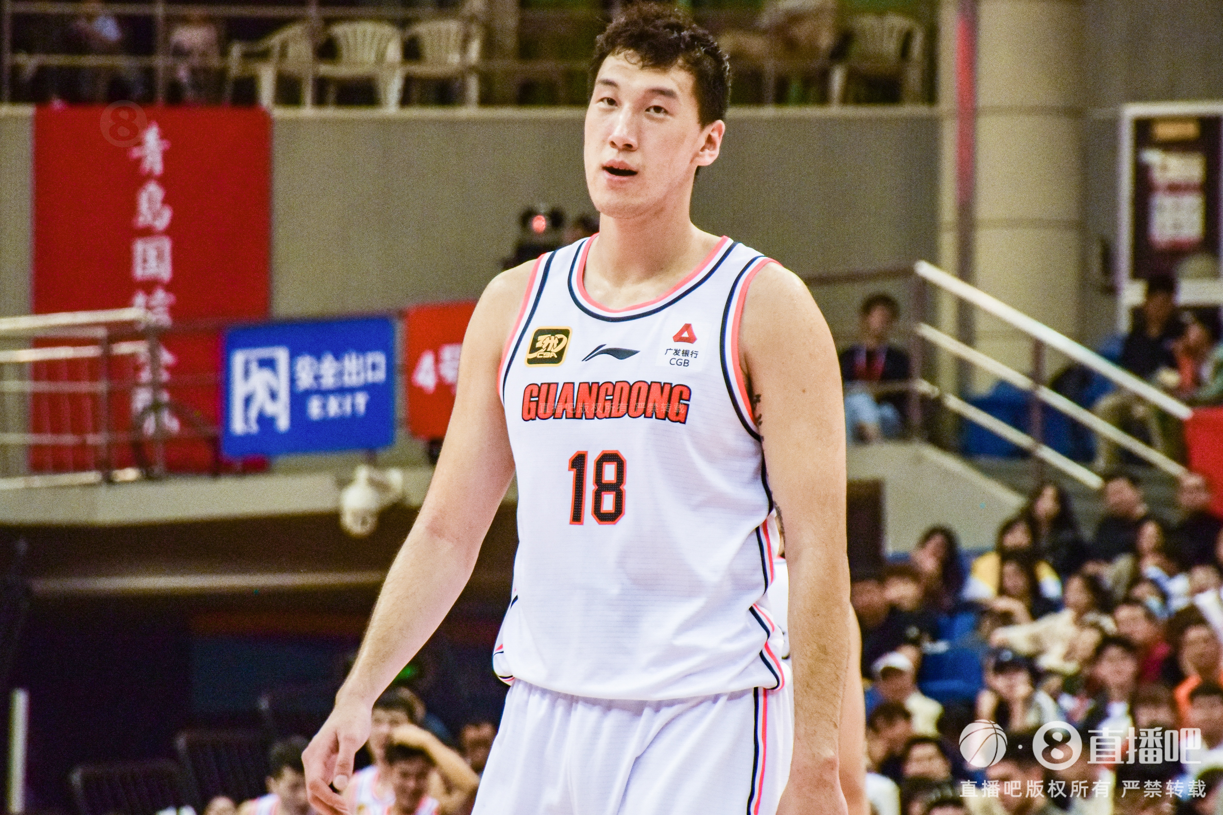  神射手！杜潤旺上半場三分5中4得到12分1板1助1斷