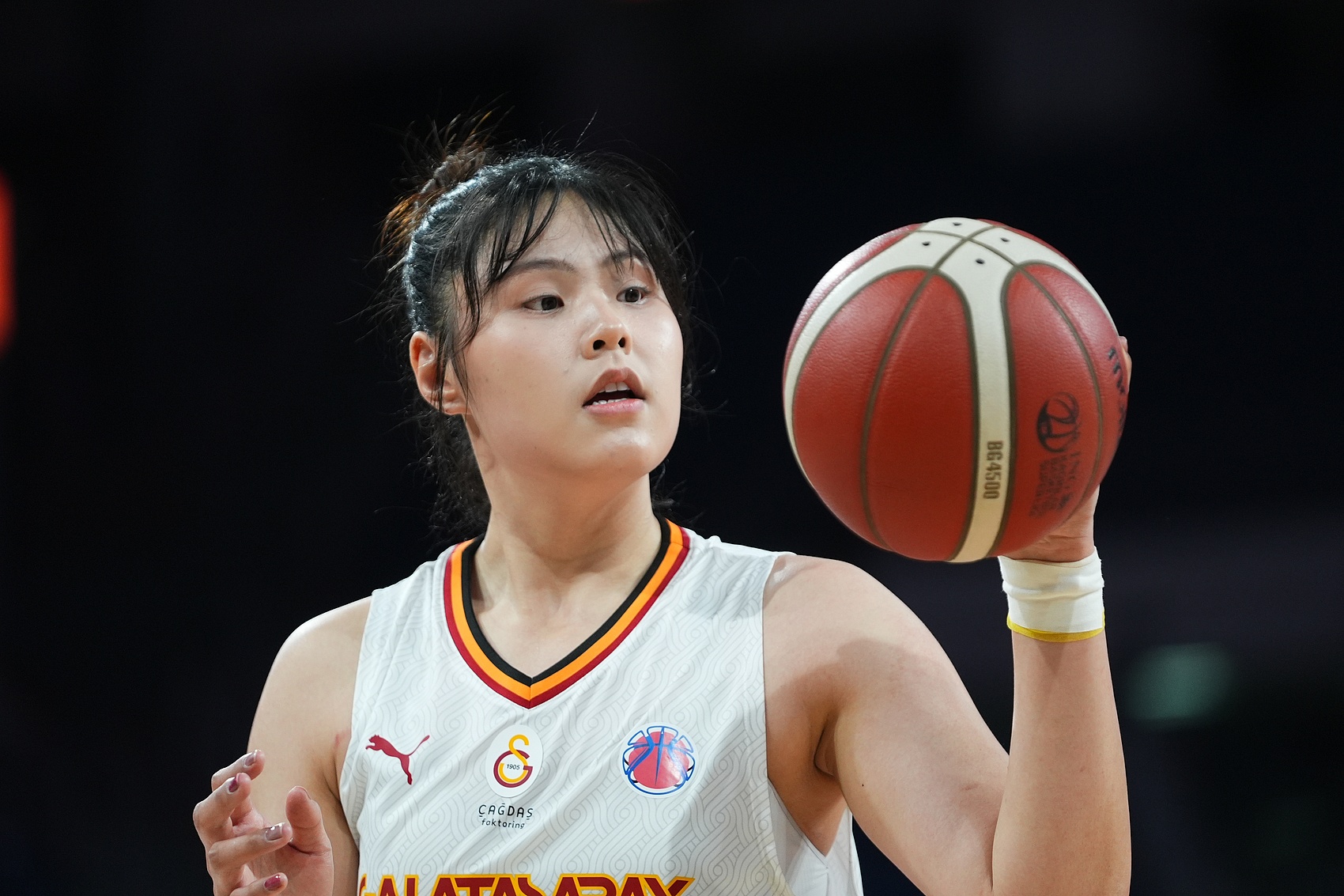  穩(wěn)定高效！李月汝9中6得到18分10板1助2斷1帽 罰球6中6