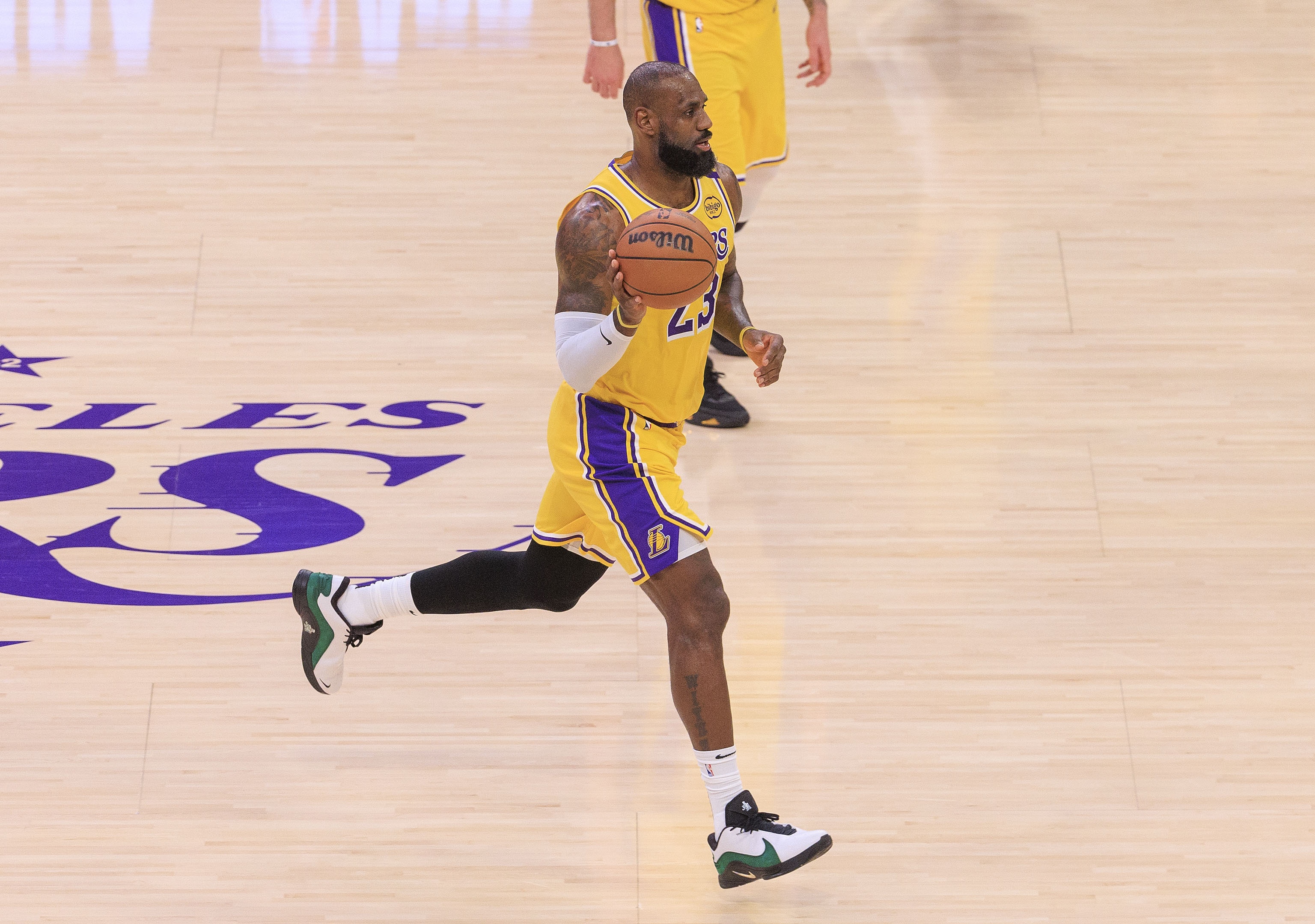 NBA官方：詹姆斯將于當(dāng)?shù)貢r(shí)間明天下午舉行賽前媒體見面會