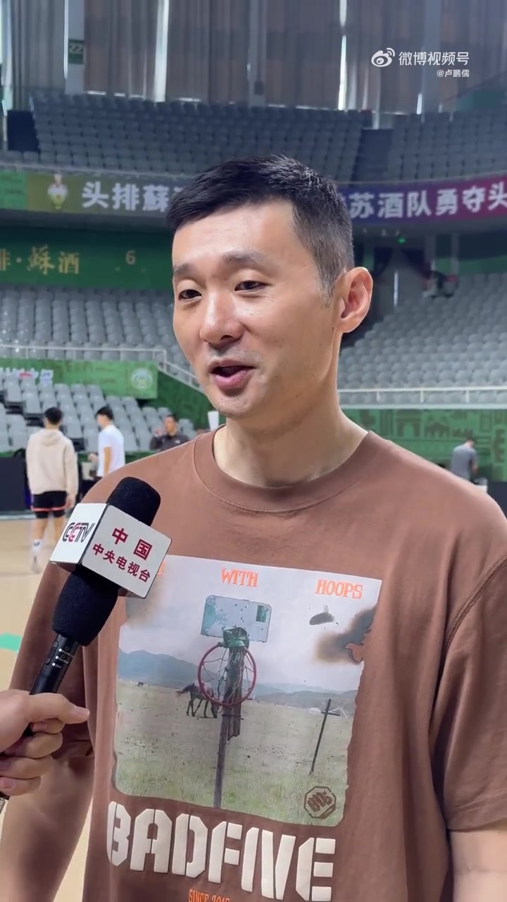  北控男籃出征濟(jì)南客場(chǎng)！球迷朋友清晨6點(diǎn)聚集在球隊(duì)酒店送行??